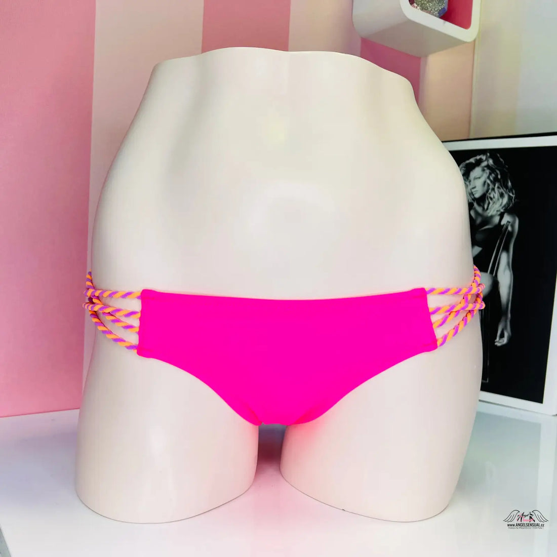 Hot pink spodní díl plavek s braiding stranovými provázky pro sexy spodní díl