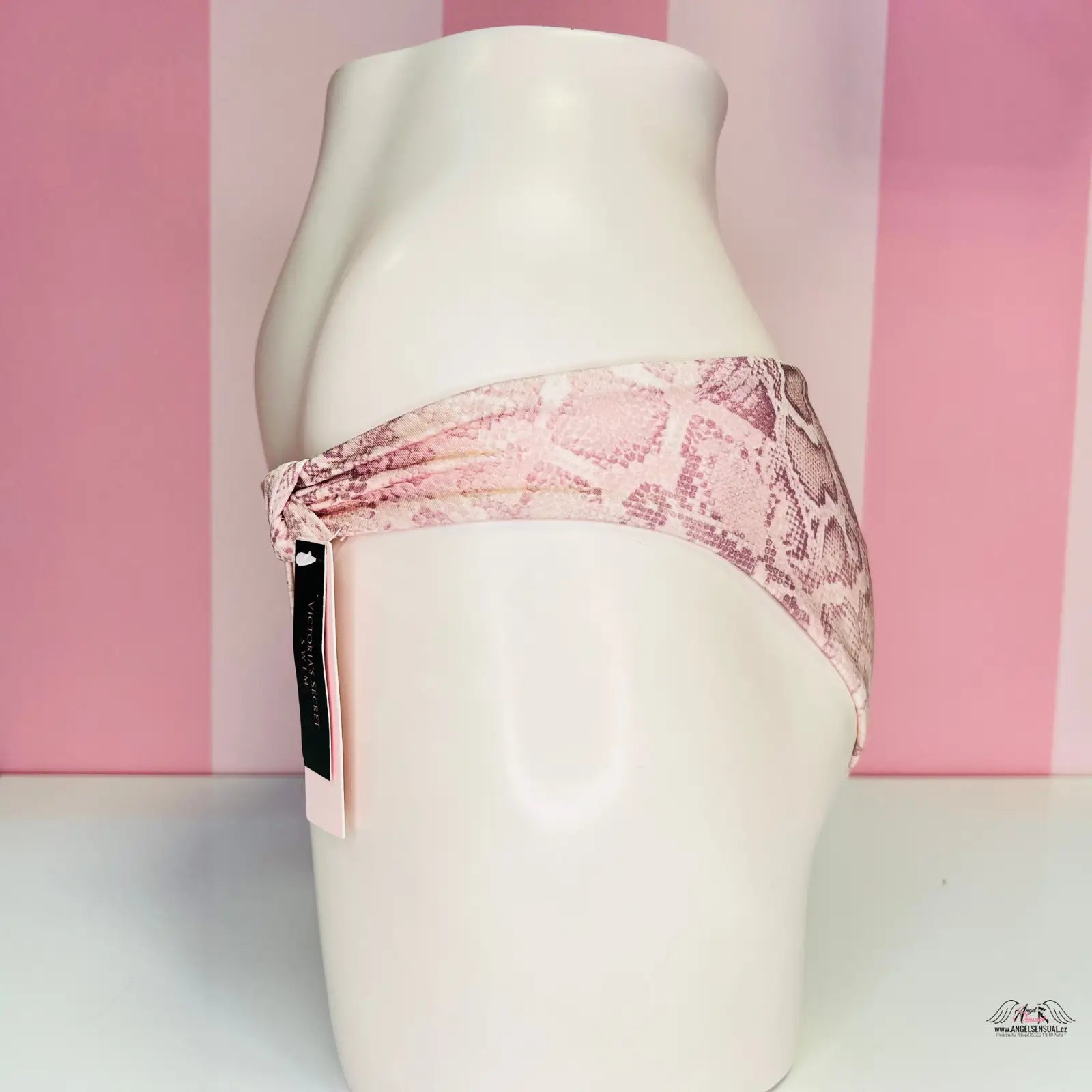 Bílá keramická váza s růžovým vzorem kolem středu, ideální k spodnímu dílu plavek Victoria’s Secret