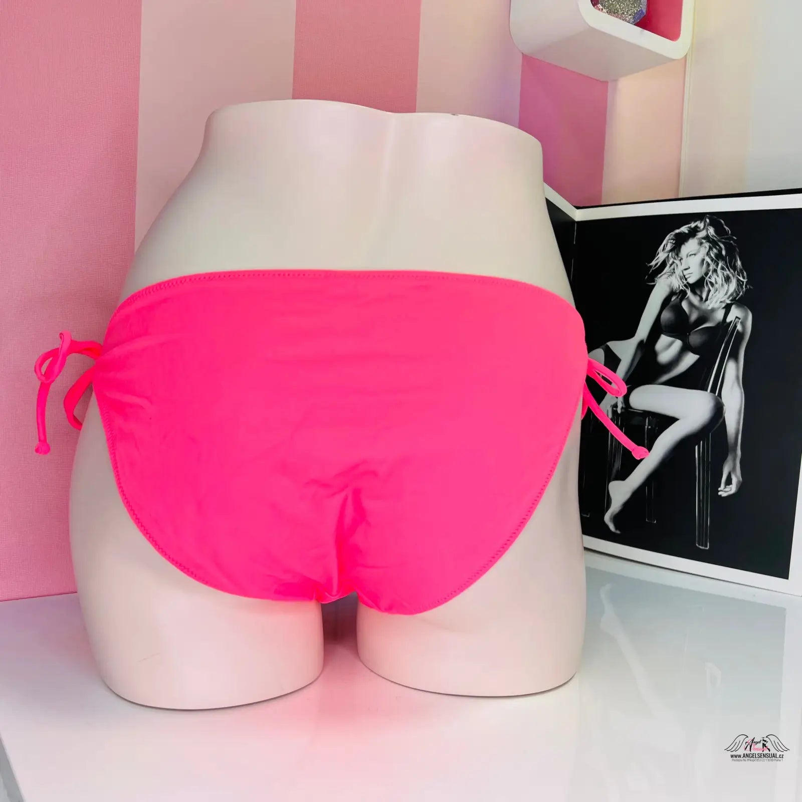 Hot pink bikini bottoms with prošívaným volánkem, stylový spodní díl plavek