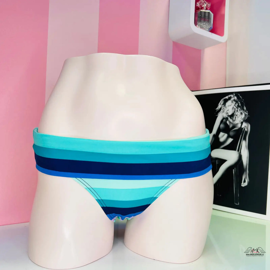Pruhované plavkové kalhotky Victoria’s Secret na figuríně, pruhovaný spodní díl plavek