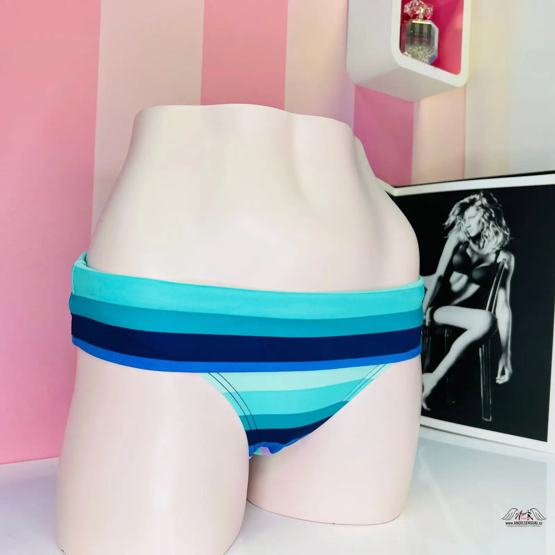 Pruhovaný spodní díl plavek Victoria’s Secret na figuríně, modrotyrkysové barvy