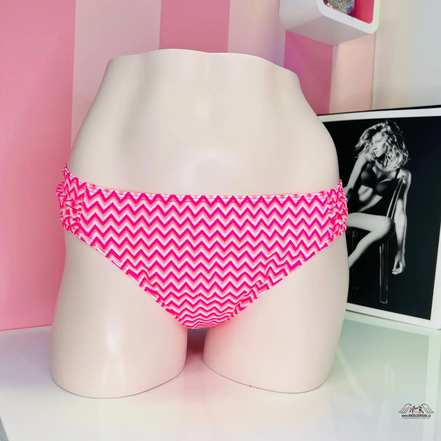 Elegantní spodní díl plavek Victoria’s Secret s vyšším střihem a růžovo-bílým vzorem