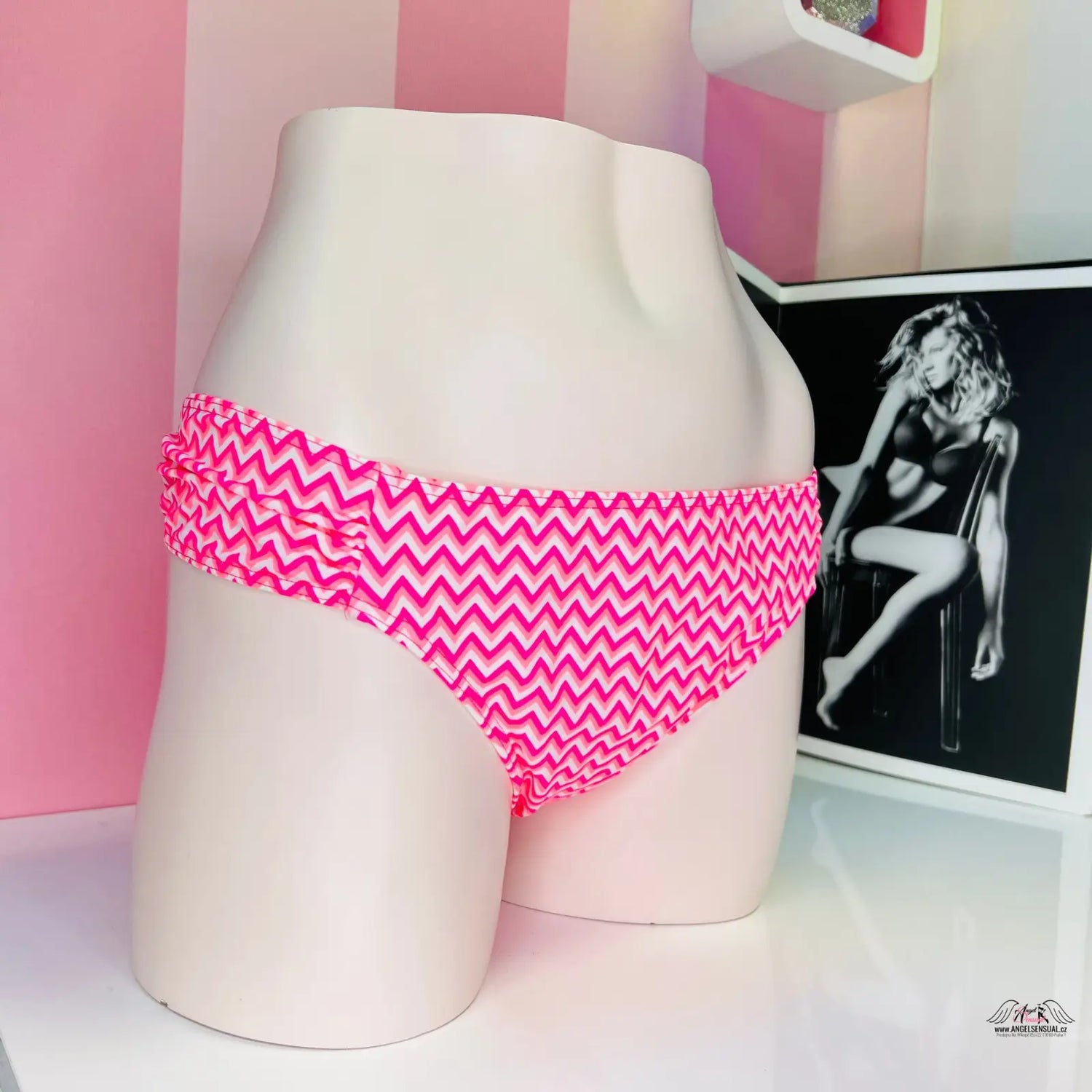 Elegantní spodní díl plavek Victoria’s Secret s růžovo-bílým chevron vzorem a vyšším střihem