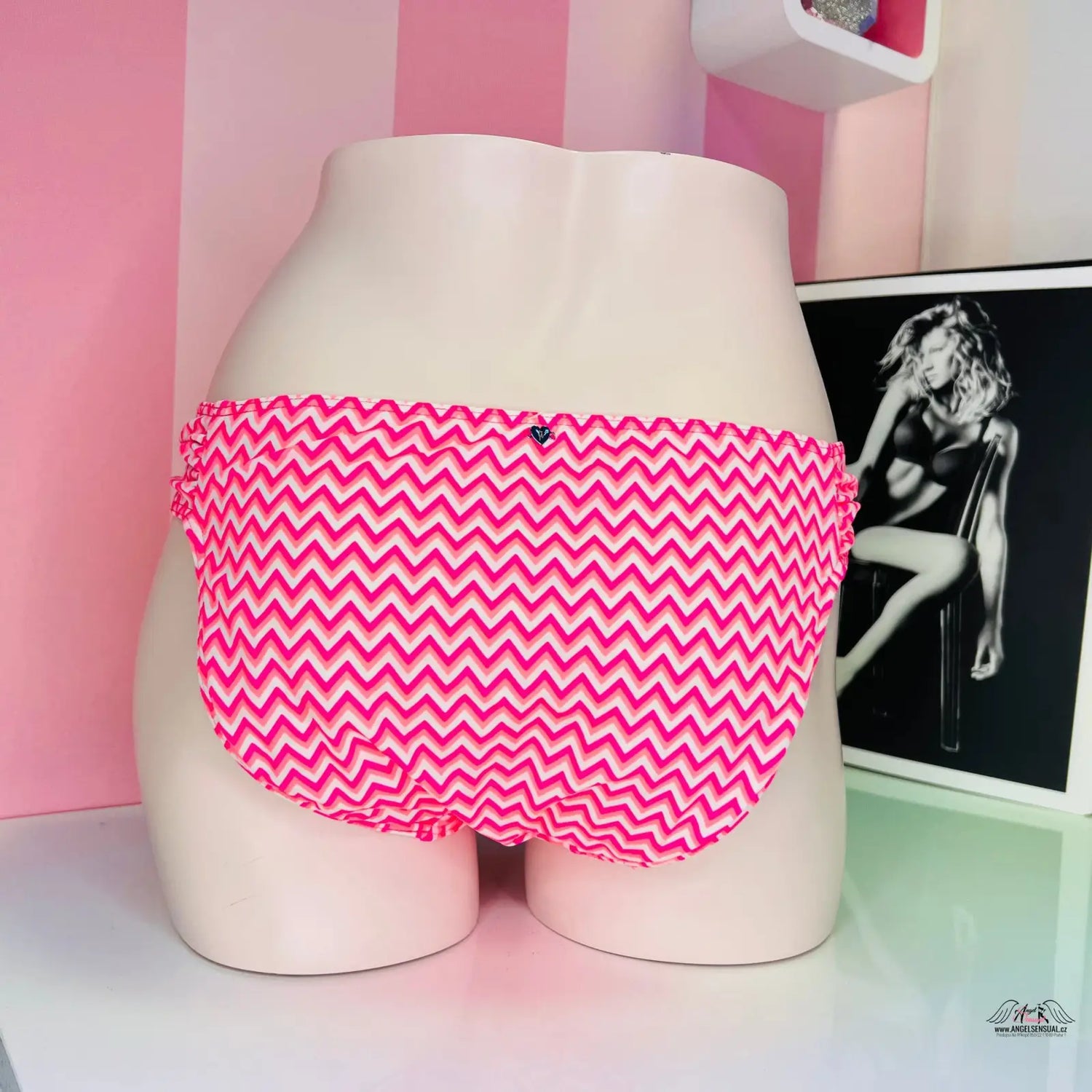 Elegantní spodní díl plavek Victoria’s Secret s růžovo-bílým chevron vzorem