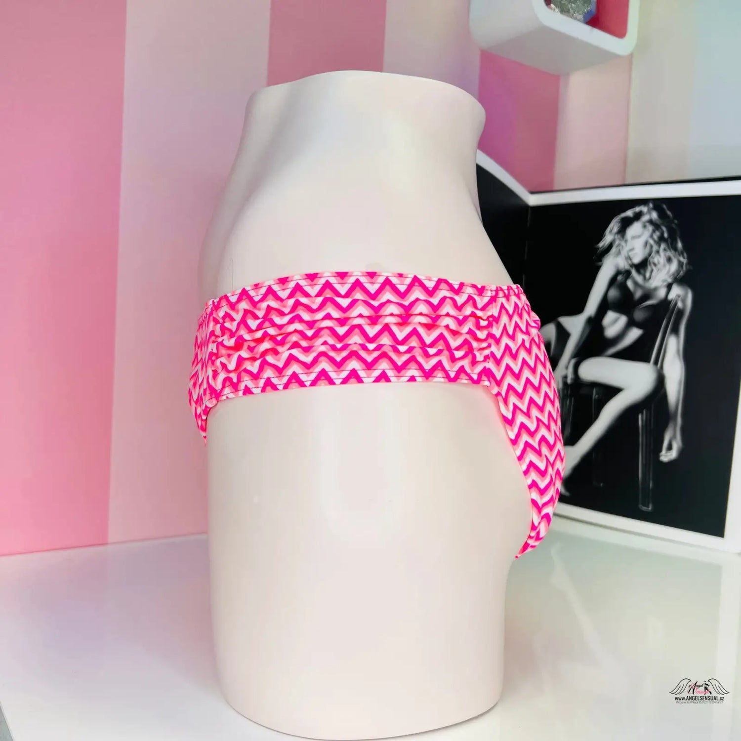 Elegantní spodní díl plavek Victoria’s Secret s růžovým a bílým chevron vzorem