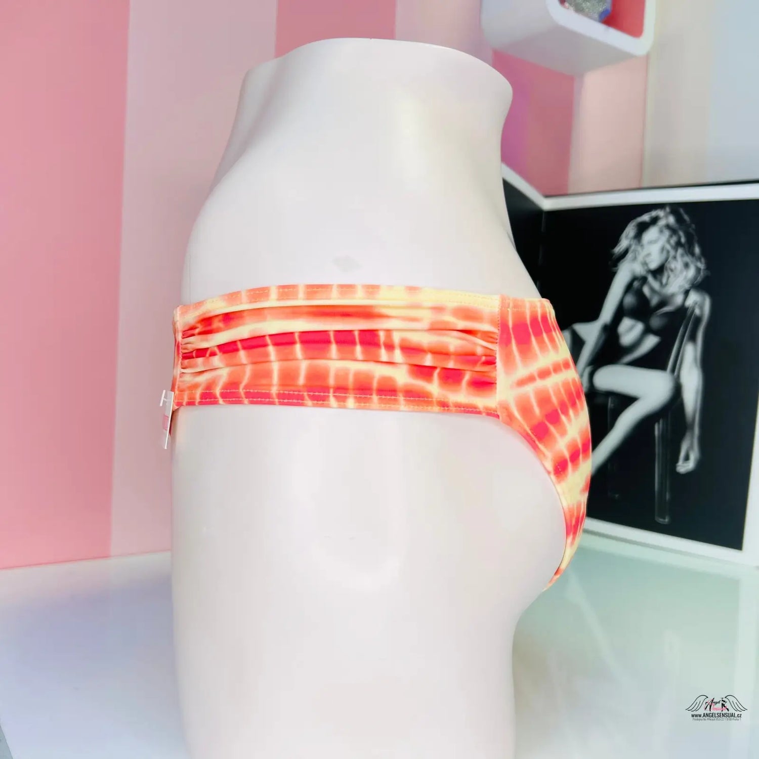 Elegantní spodní díl plavek Victoria’s Secret s řasením na bocích v oranžovožlutém tie-dye designu