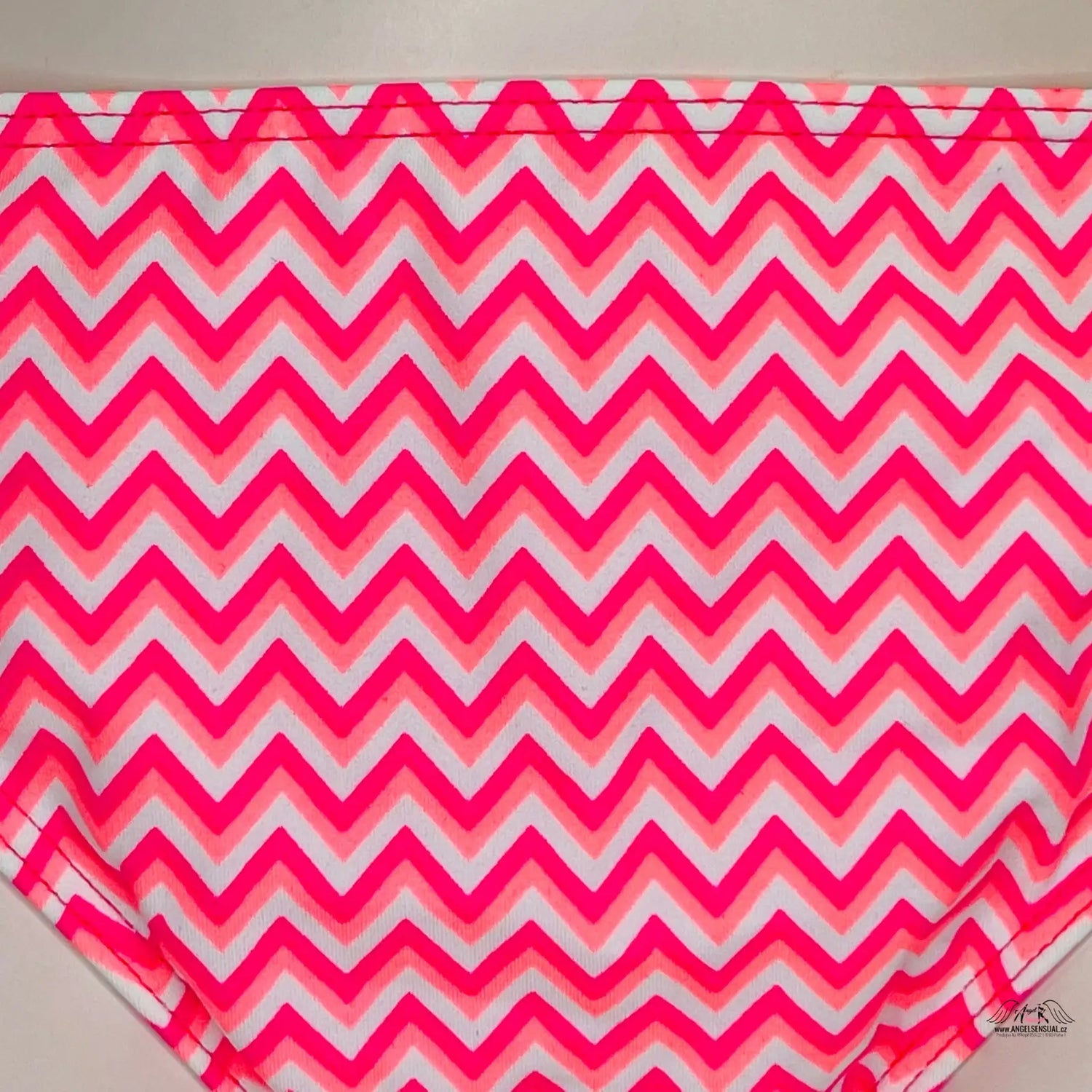 Zigzag vzorovaný elegantní spodní díl plavek s řasením na bocích