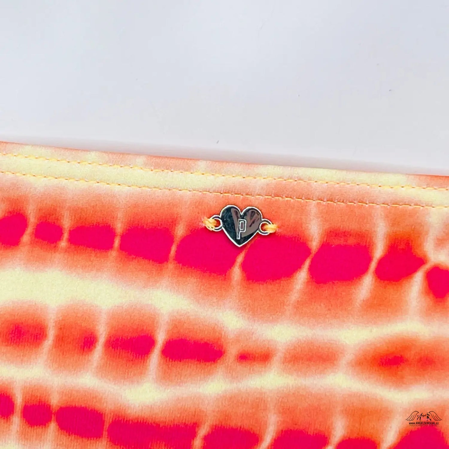 Elegantní spodní díl plavek Victoria’s Secret s tie-dye designem a srdíčkovým přívěskem