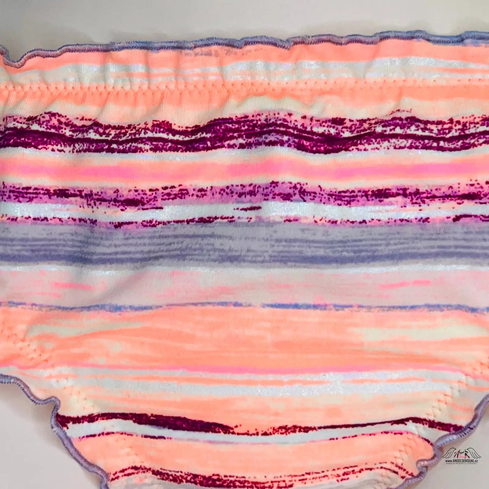 Abstraktní obraz s horizontálními pruhy v odstínech růžové, fialové a šedé, ideální pro barevný spodní díl plavek Victoria’s Secret Spodní