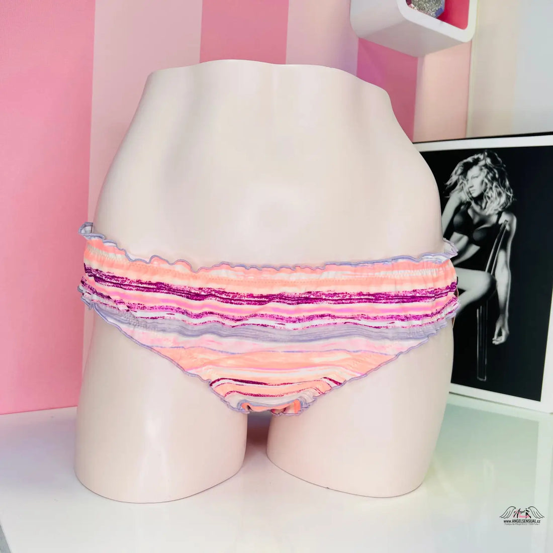 Manekýnská spodní část plavek Victoria’s Secret s barevným vzorovaným designem