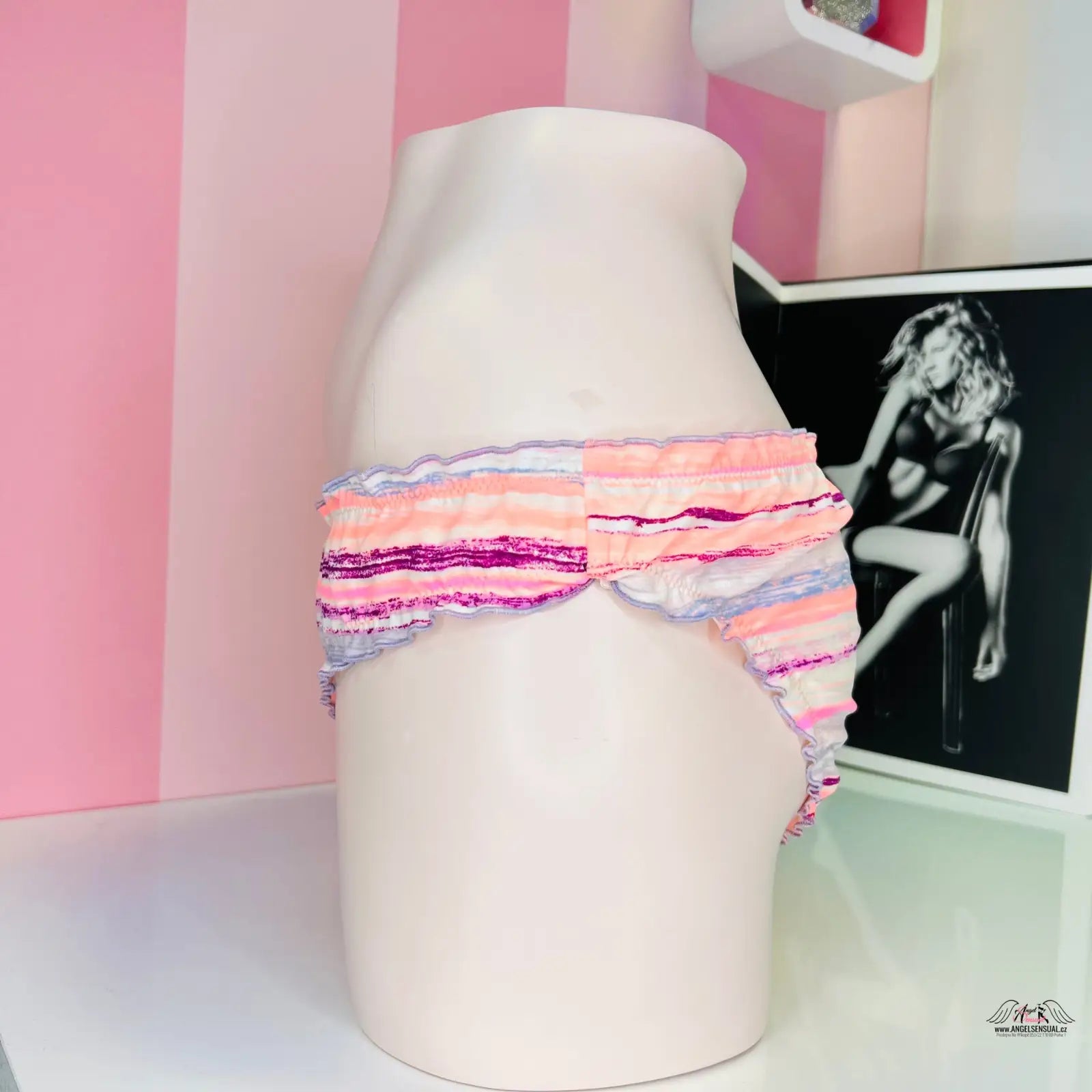 Manekýnský trup v barevném spodním díle plavek Victoria’s Secret Řasení