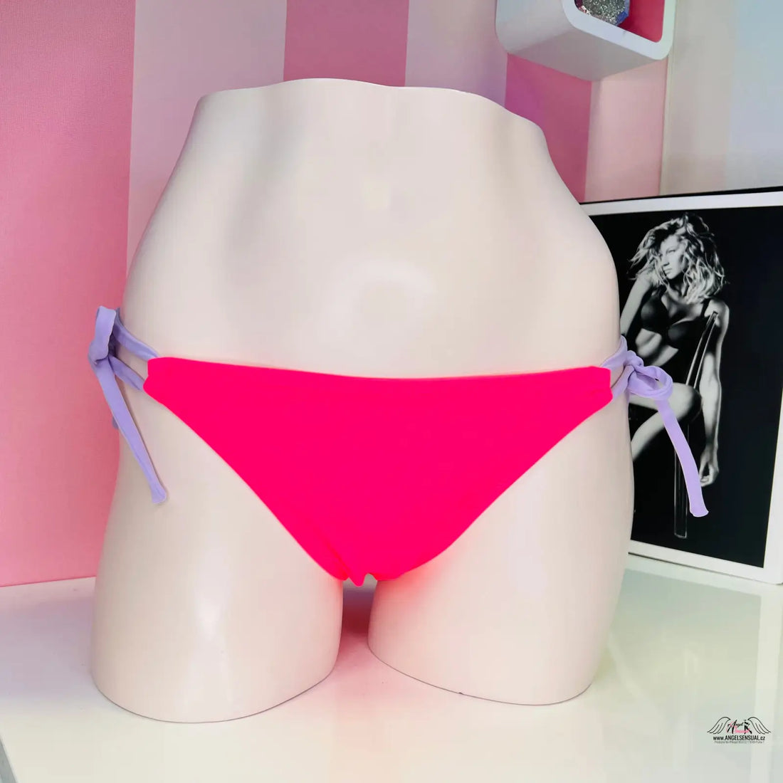 Elegantní spodní díl plavek Victoria’s Secret s růžovým bikinovým spodním dílem a levandulovými vázáním