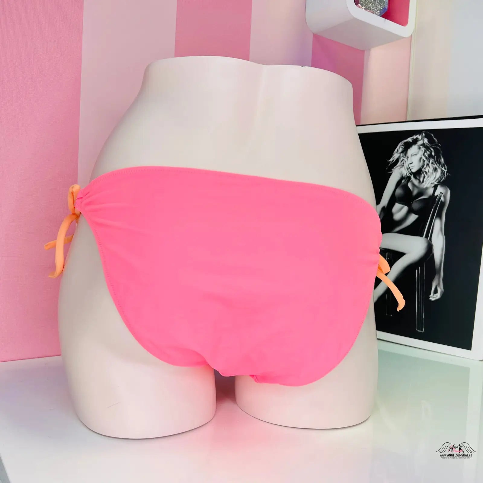 Elegantní spodní díl plavek Victoria’s Secret s růžovými kalhotkami s vázáním