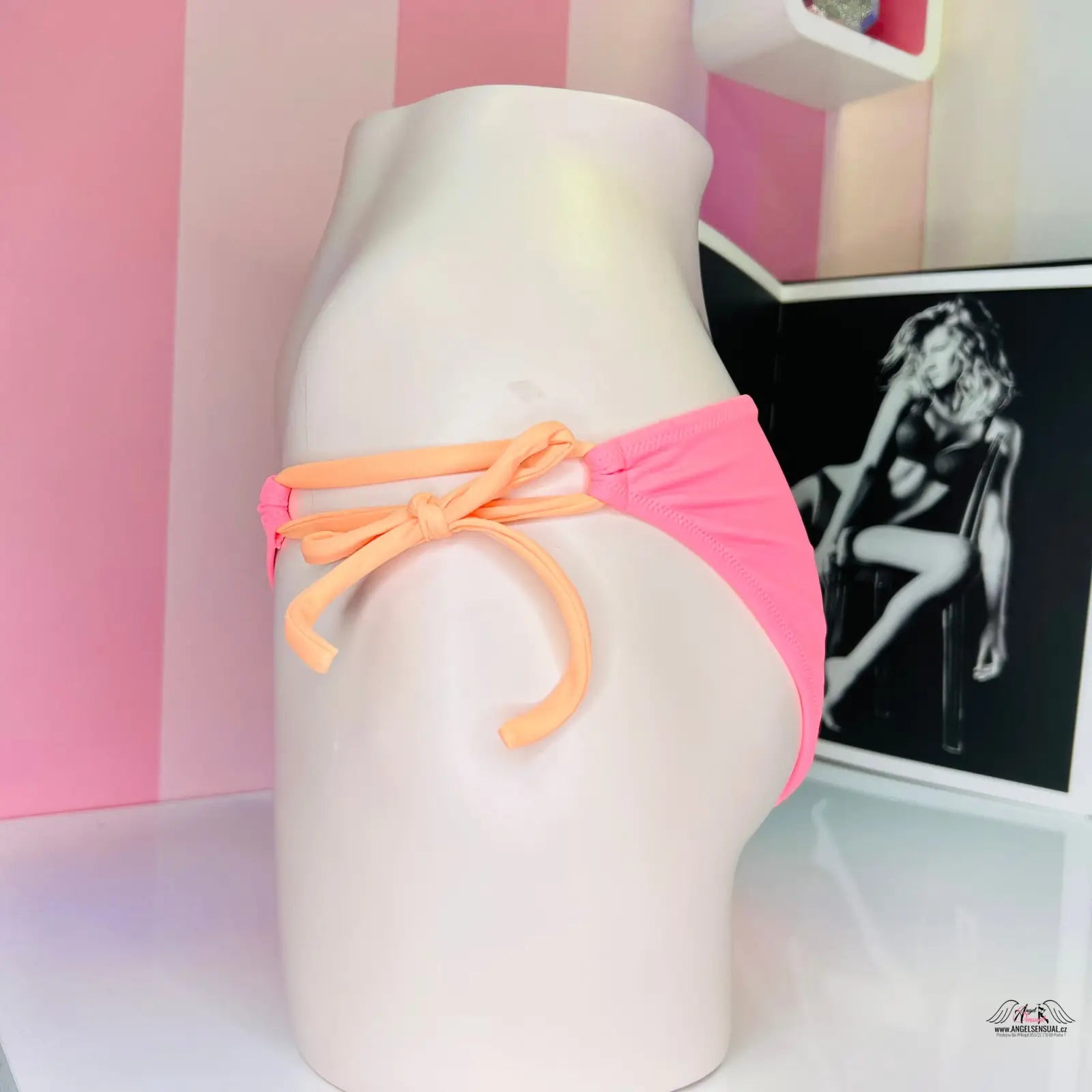 Elegantní spodní díl plavek Victoria’s Secret s růžovým bikinovým kalhotkami a oranžovými zavázáním