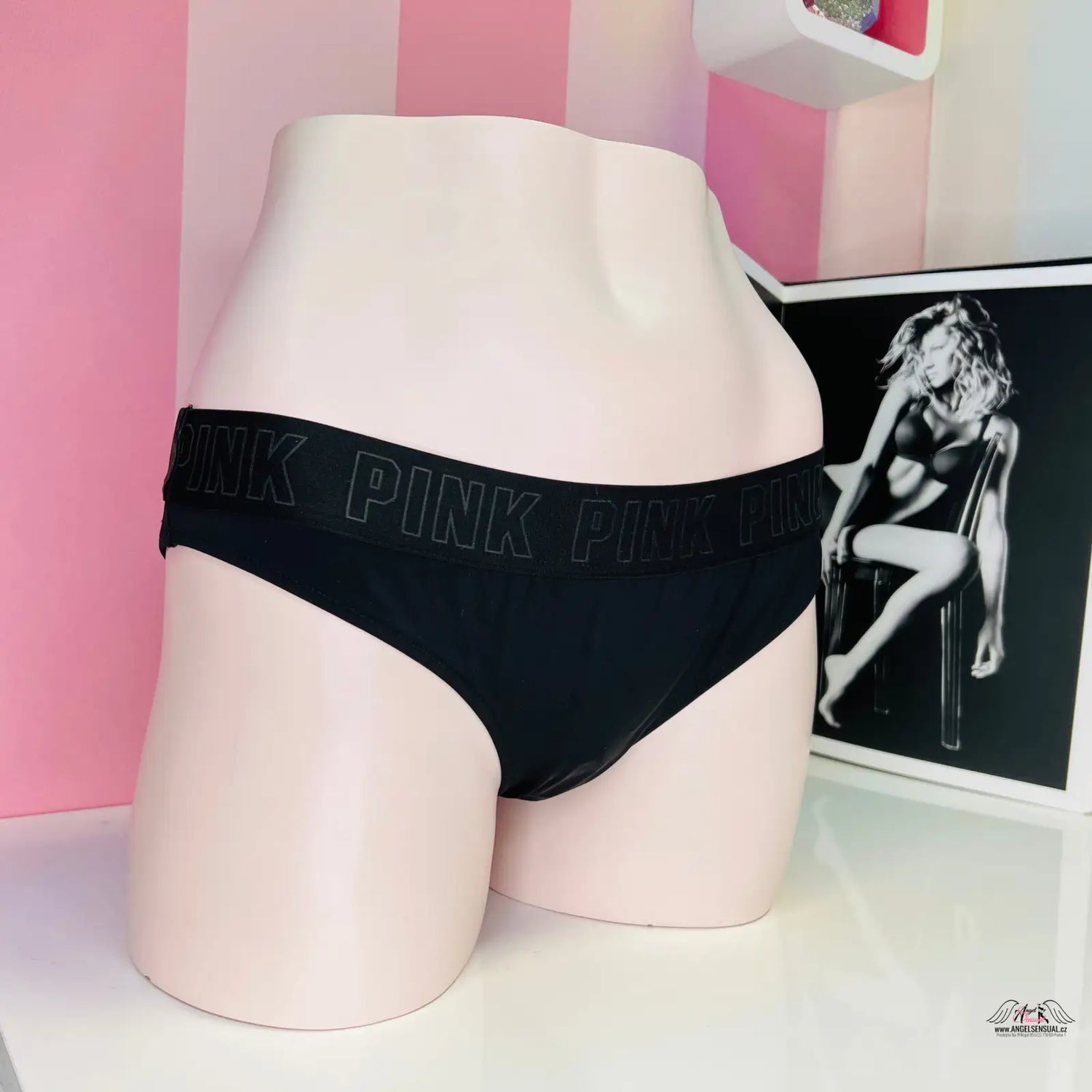 Stylový spodní díl plavek s nápisem pink v brazilském střihu od Victoria’s Secret