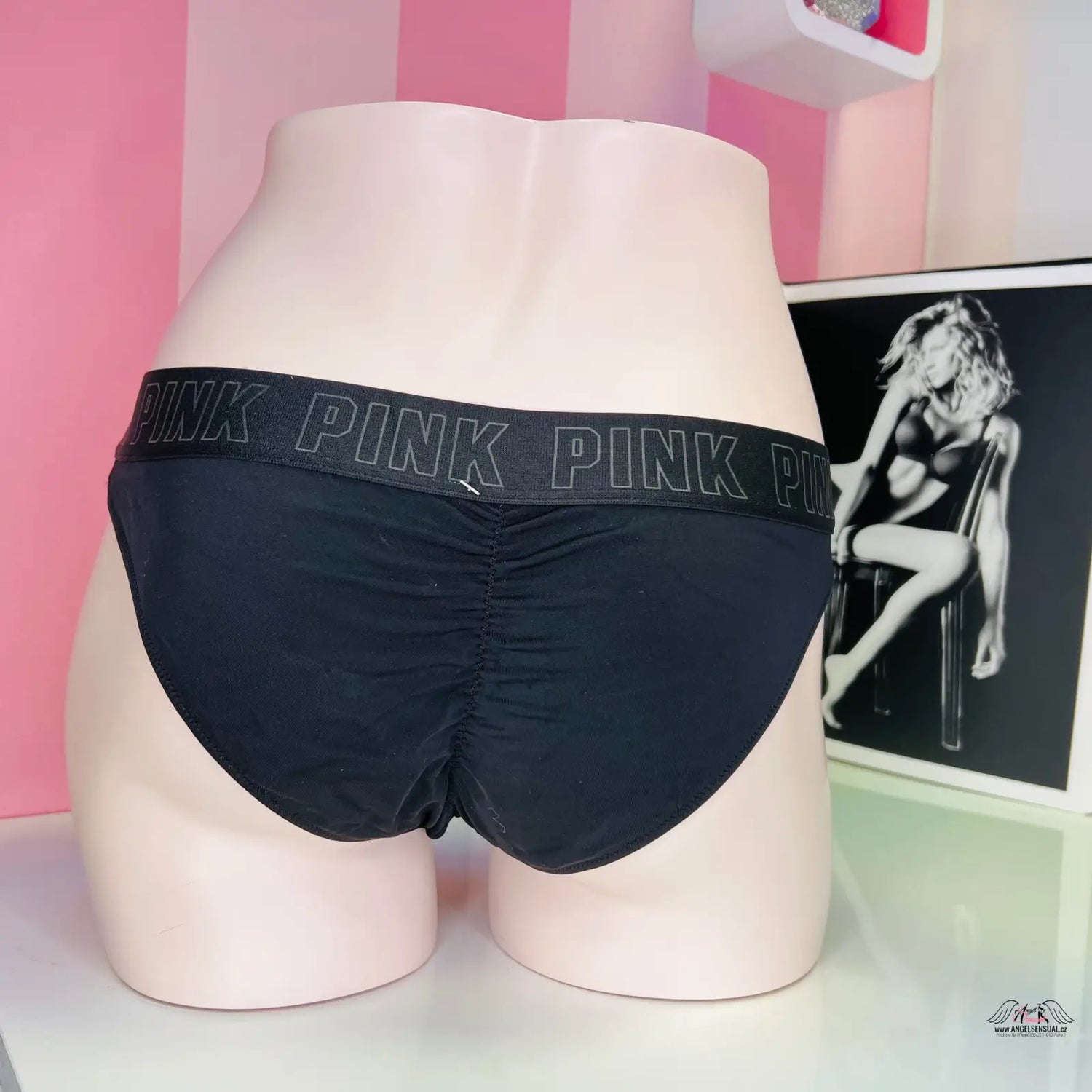 Stylový spodní díl plavek s nápisem pink od Victoria’s Secret v brazilském střihu