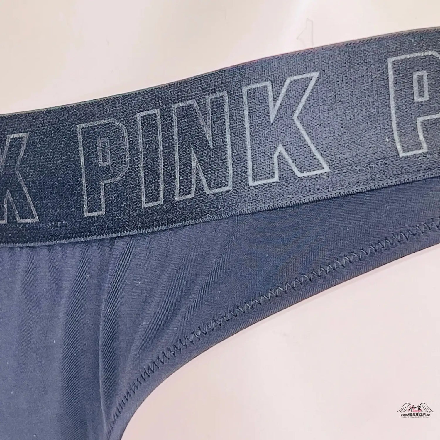 Dark underwear with elastic waistband, stylový spodní díl plavek s nápisem pink