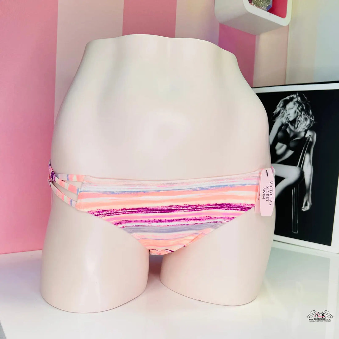 Manekýn dolní část těla v pestrobarevném spodním díle plavek Victoria’s Secret