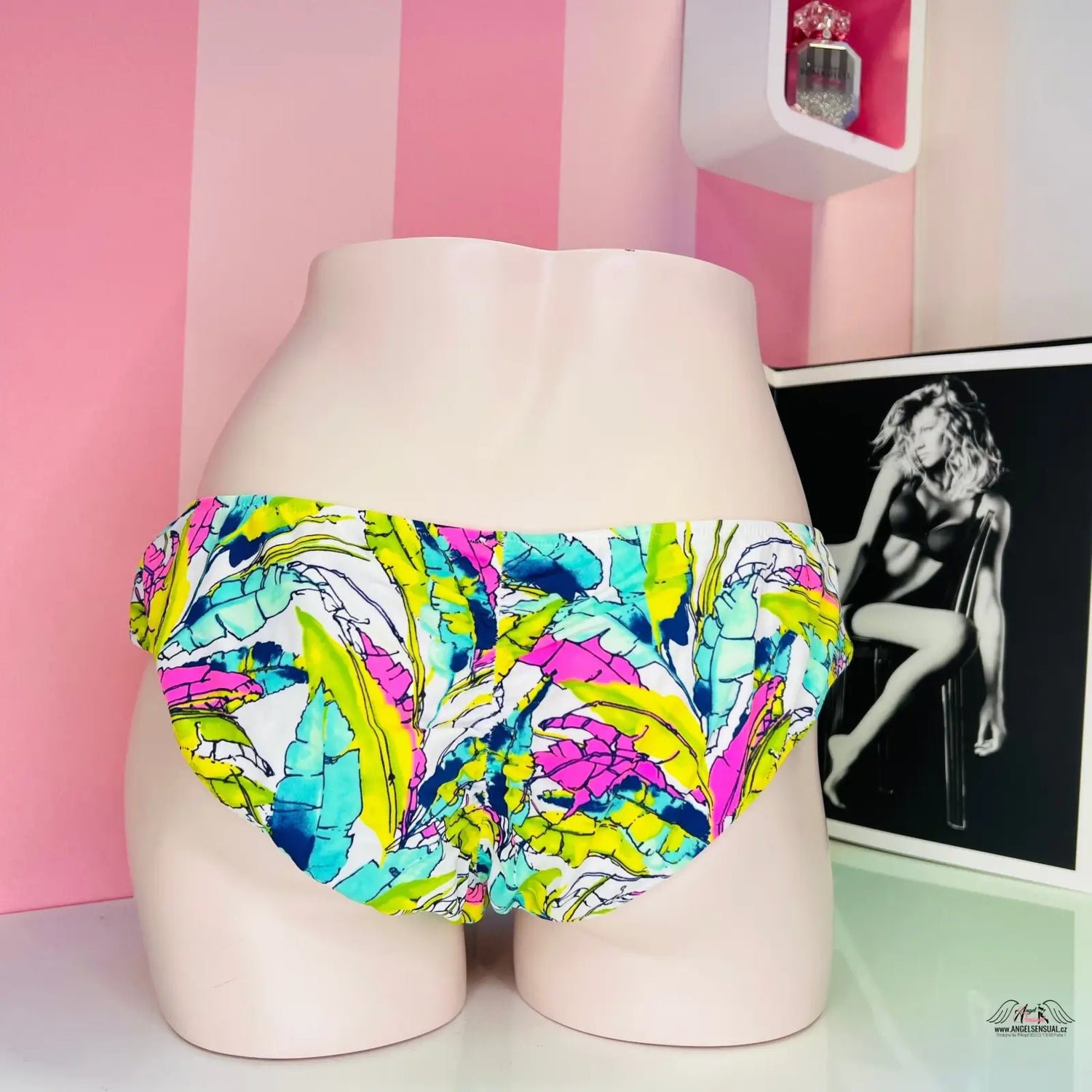 Barevný spodní díl plavek Victoria’s Secret s tropickým vzorem na figuríně