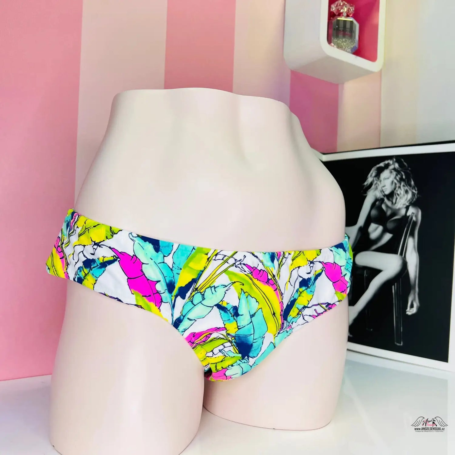 Barevný spodní díl plavek Victoria’s Secret s květinovým vzorem na figuríně