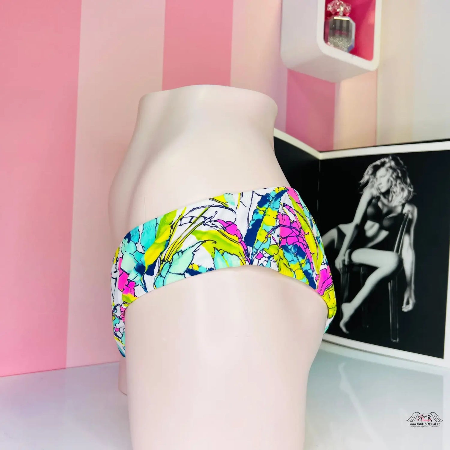 Barevný spodní díl plavek Victoria’s Secret na bílé figuríně s květinovým vzorem
