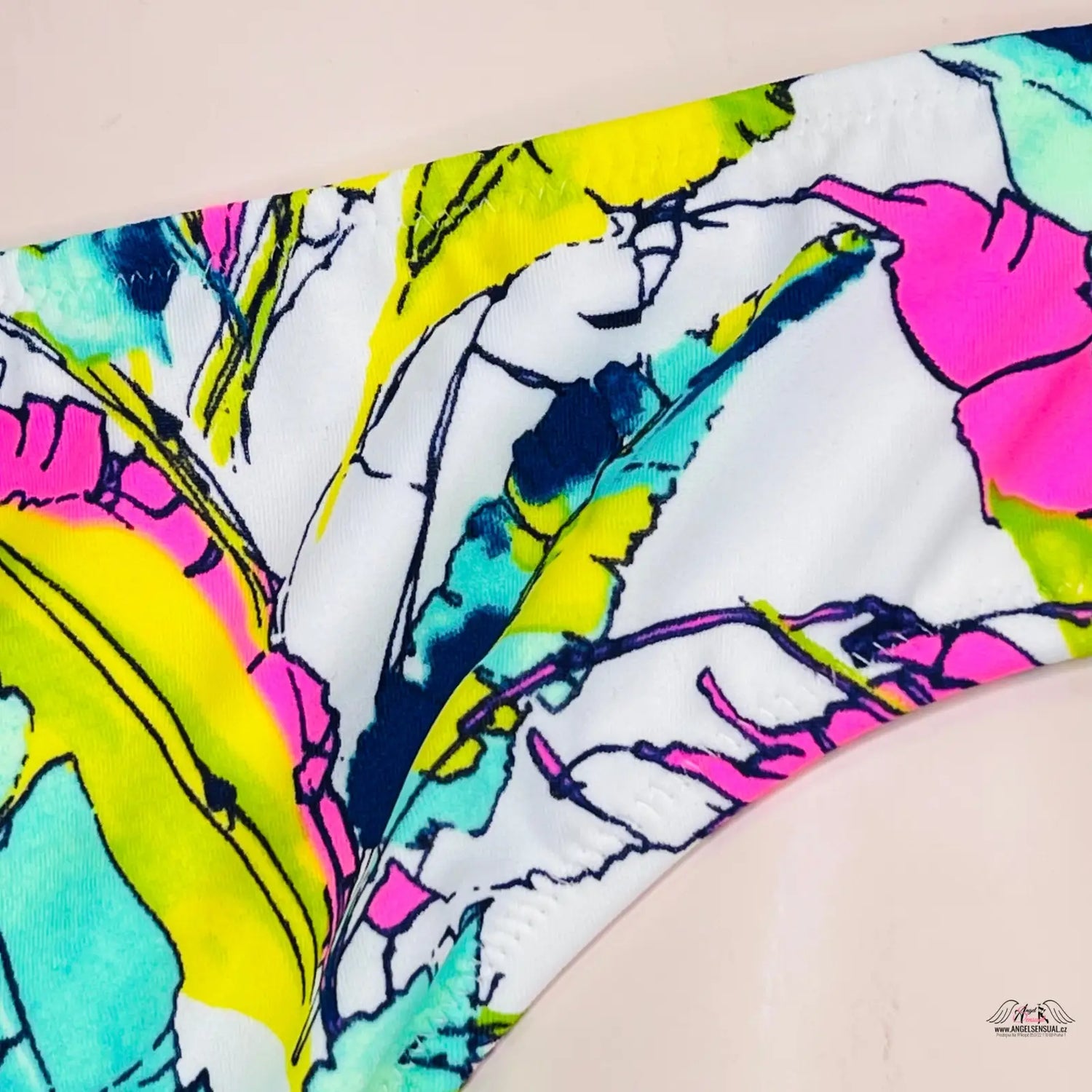 Vibrantní tropický vzor s banánovými listy v neonových barvách na barevný spodní díl plavek