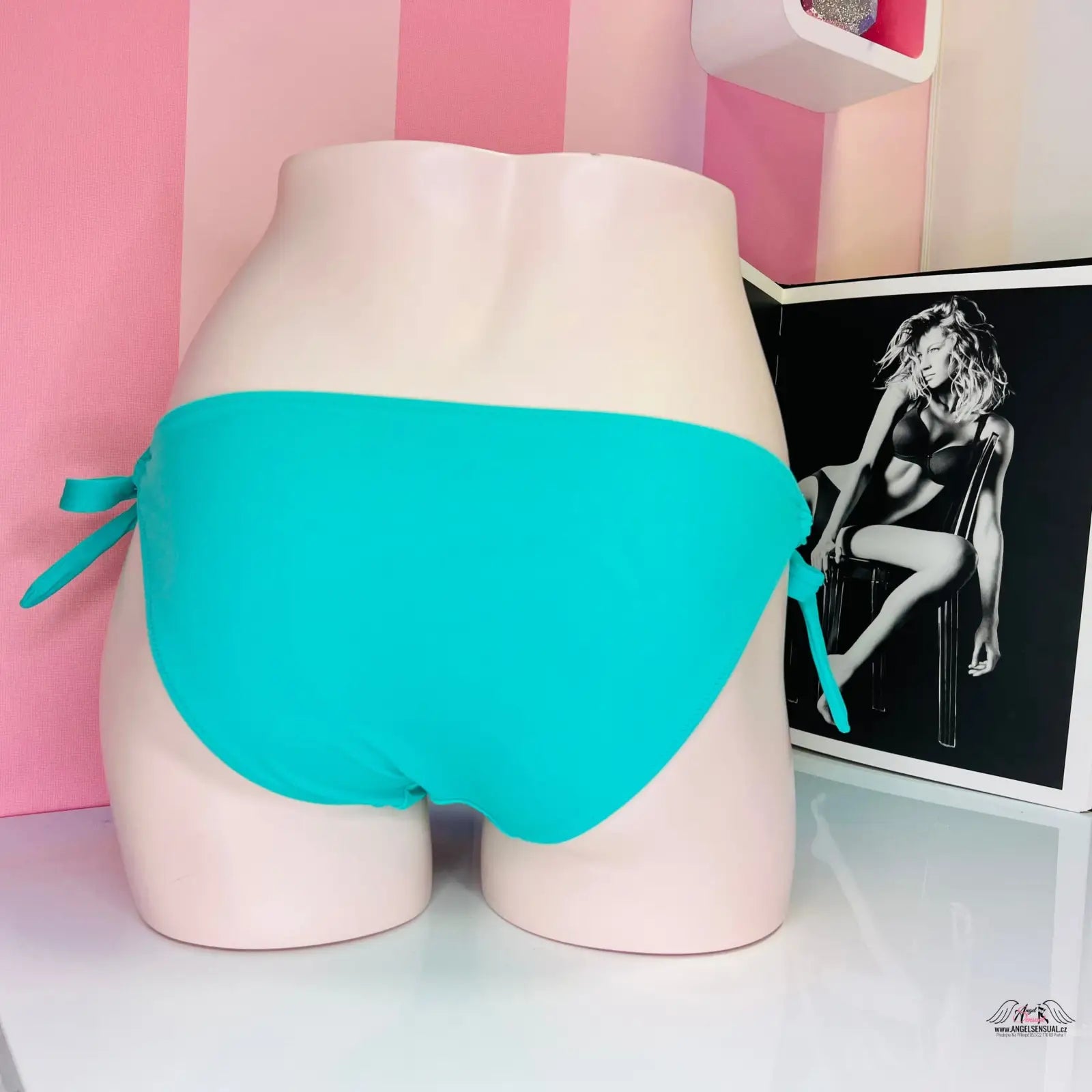 Turquoise díl plavek Victoria’s Secret s vázáním na bocích na mannequin formě