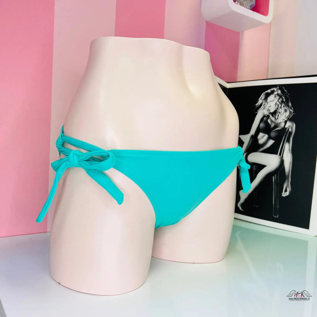 Turquoise side-tie díl plavek Victoria’s Secret na bílém modelu, agent provocateur styl