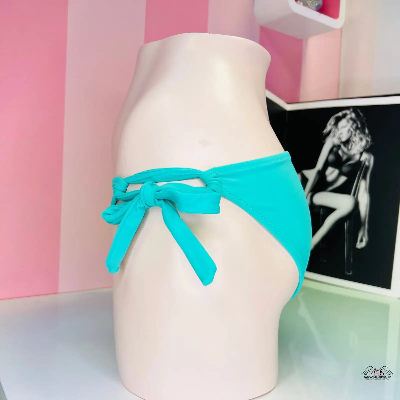 Bílá manekýnská torza s tyrkysovým bokovým vázáním Victoria’s Secret díl plavek