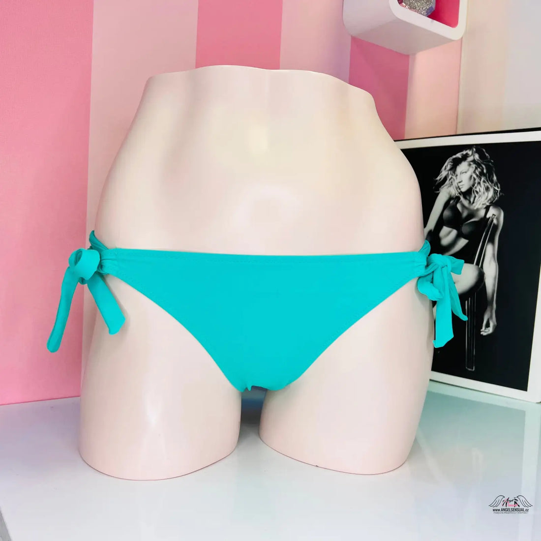 Turquoise agent provocateur díl plavek Victoria’s Secret s vázáním na bocích na figuríně