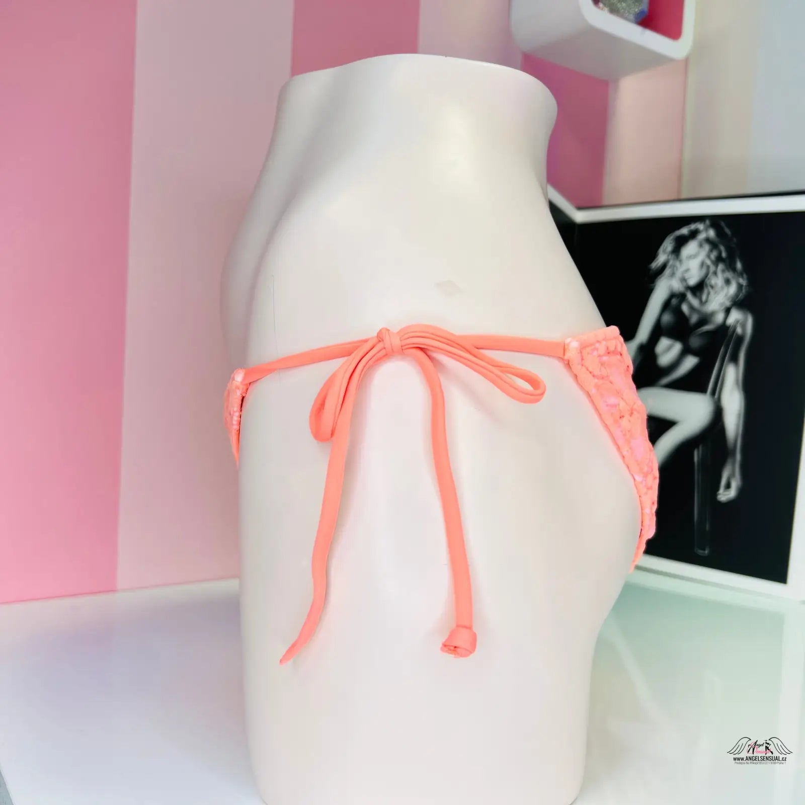 Peach krajkový spodní díl plavek Victoria’s Secret na manekýně, ideální agent provocateur style