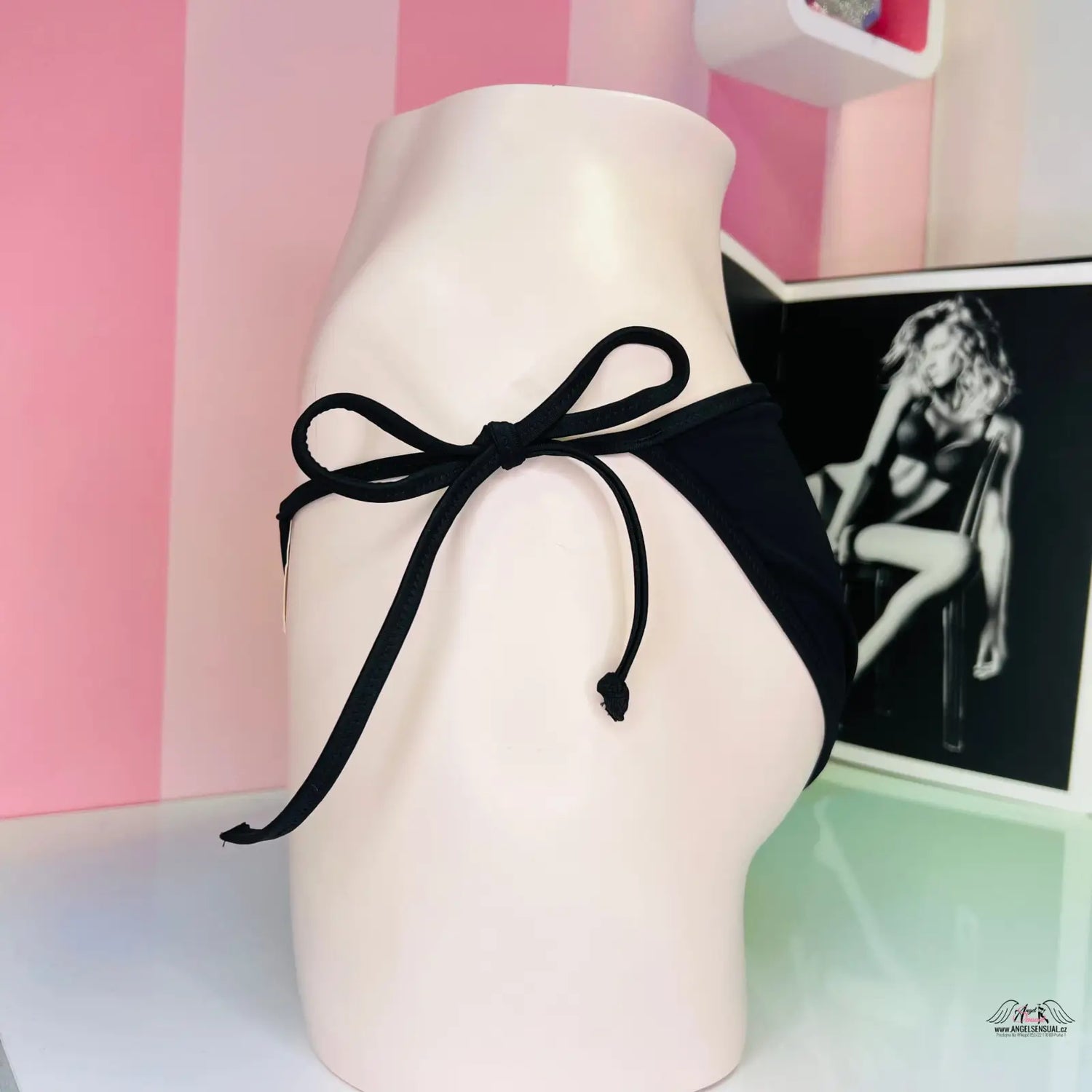 Black tie-side bikini bottom with lehkým nařasením, stylový spodní díl plavek Victoria’s Secret