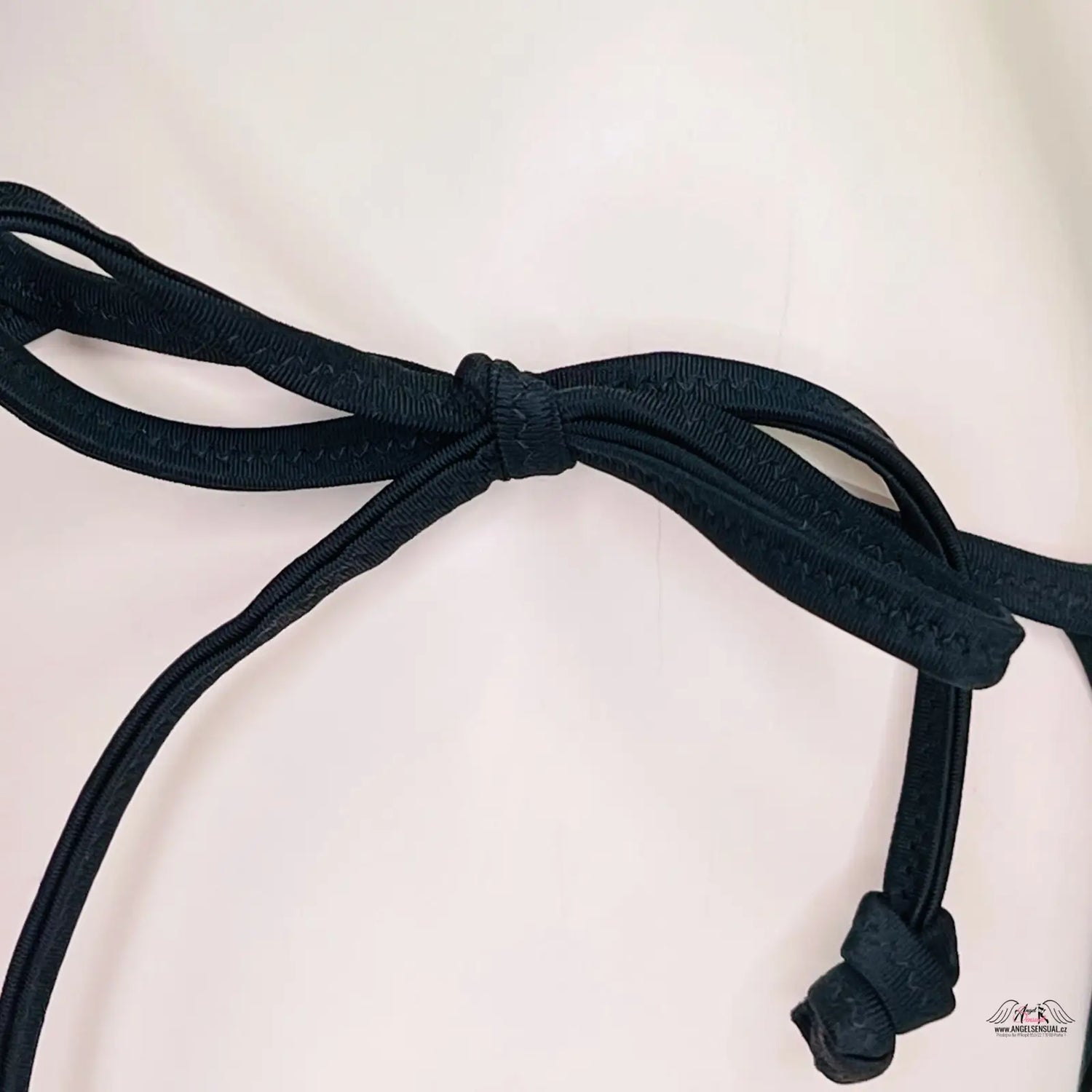 Stylový spodní díl plavek Victoria’s Secret s lehkým nařasením a černým vázáním