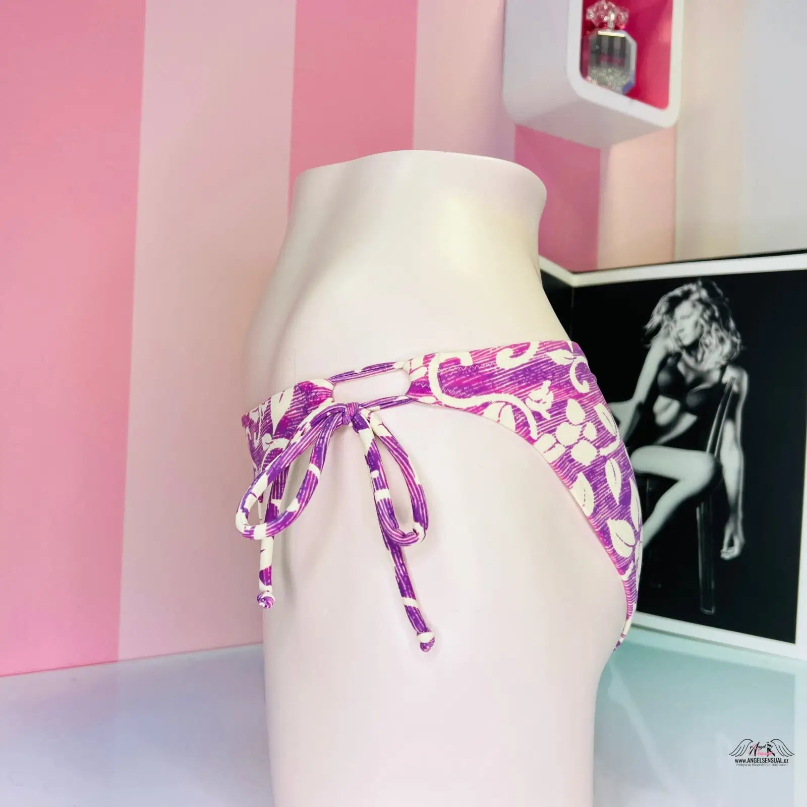 Stylový barevný spodní díl plavek Victoria’s Secret s fialovými a bílými květinami