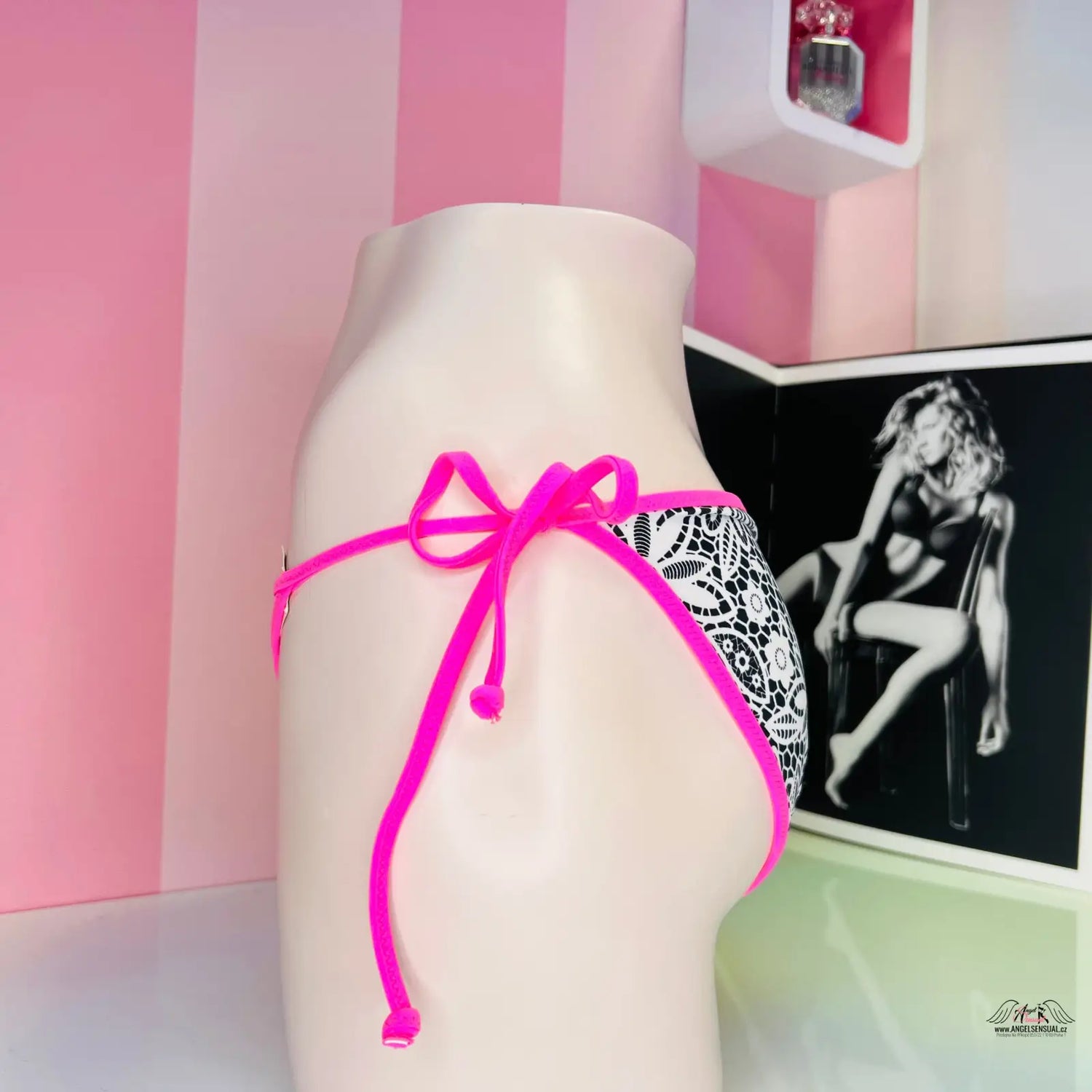 Stylový spodní díl plavek Victoria’s Secret s černobílým vzorem a růžovými vázáními