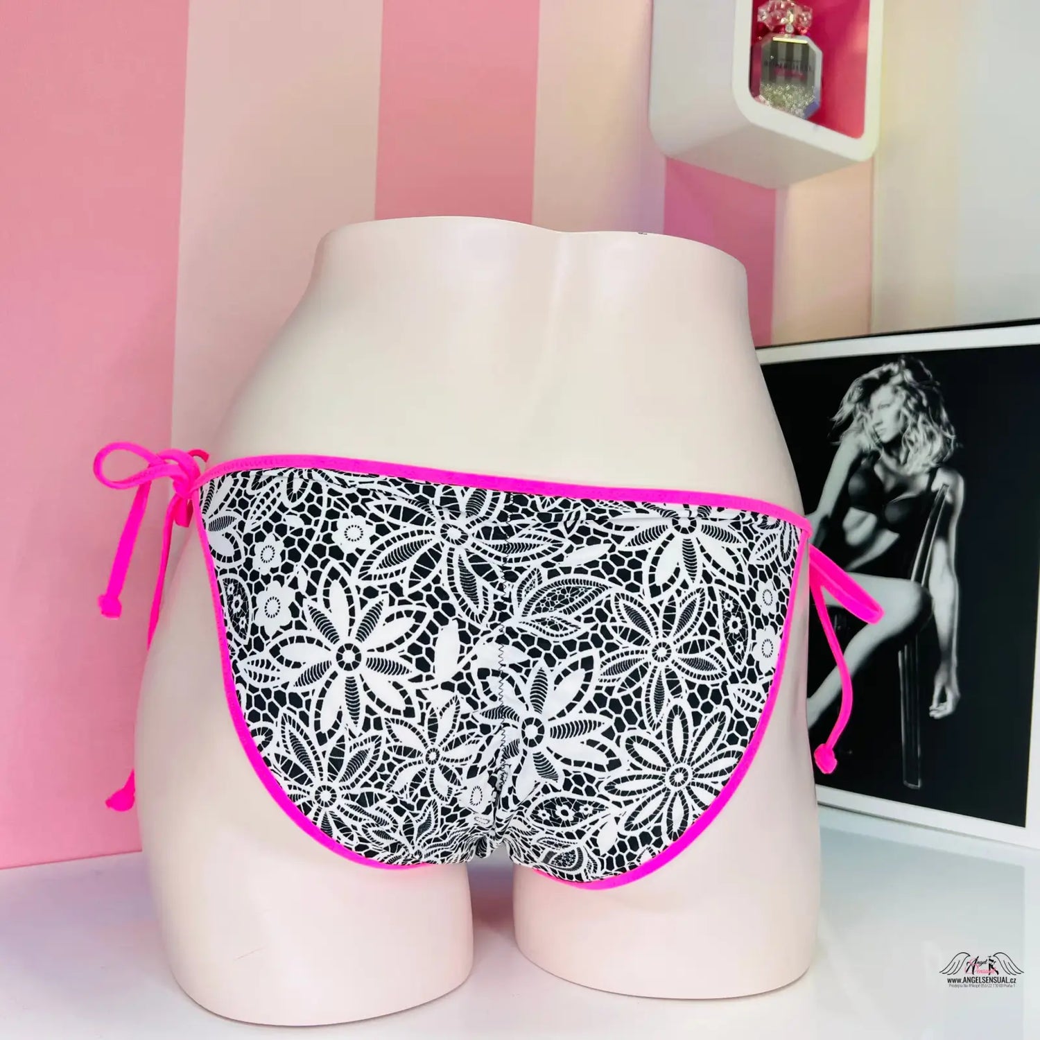 Floral spodní díl plavek Victoria’s Secret s růžovým lemem a lehkým řasením