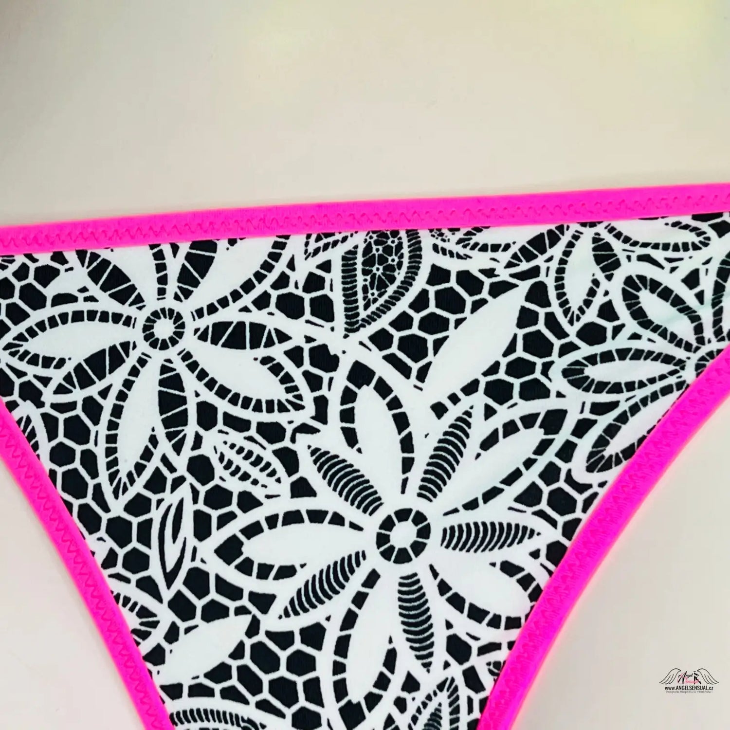 Floral-patterned spodní díl plavek Victoria’s Secret s růžovým lemem a vázáním