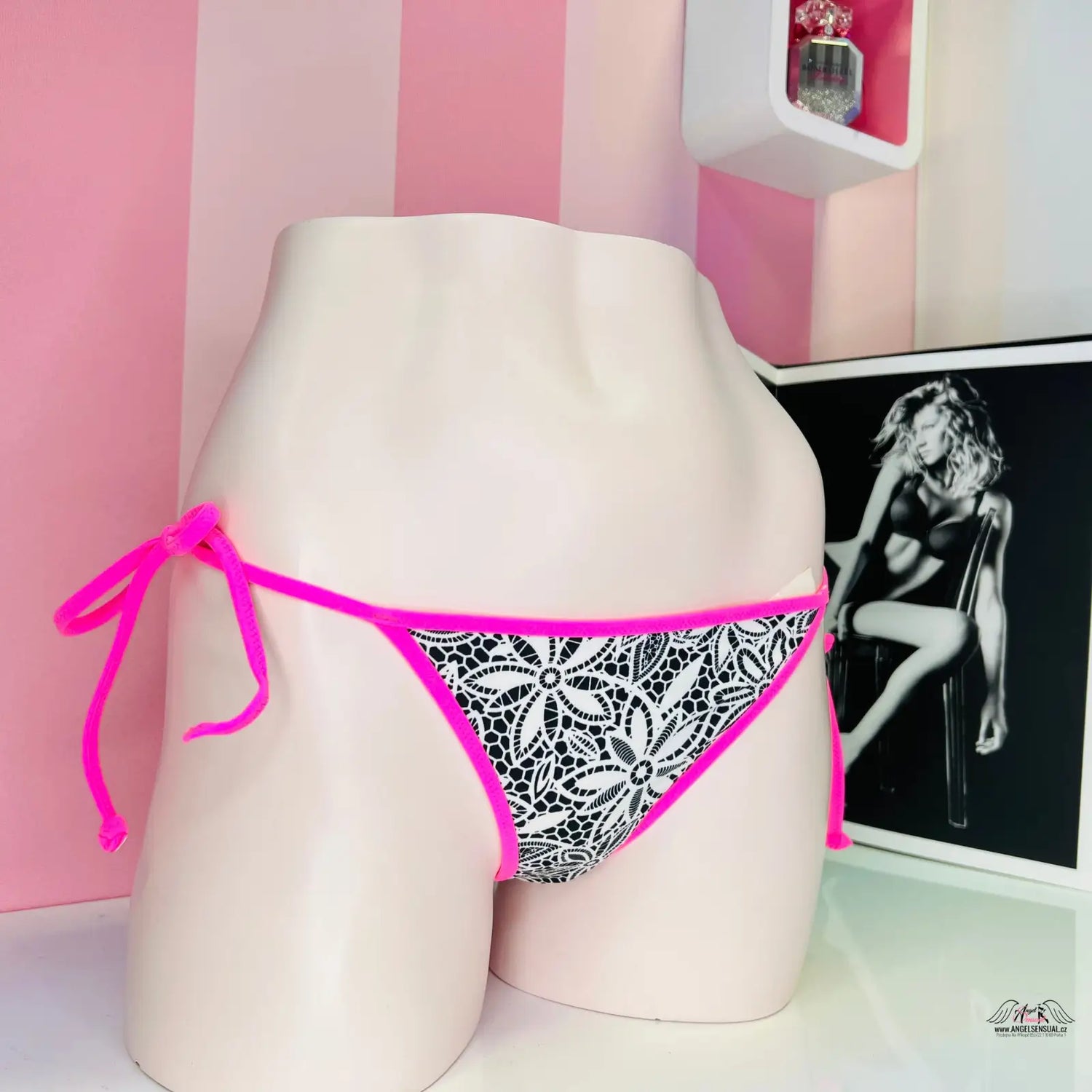 Black and white floral spodní díl plavek s růžovým lemem, stylový spodní díl s lehkým řasením