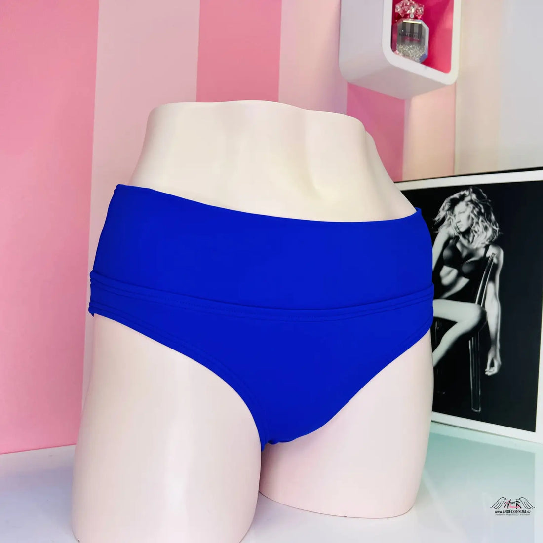 Royal modrý spodní díl plavek Victoria’s Secret na bílé figuríně