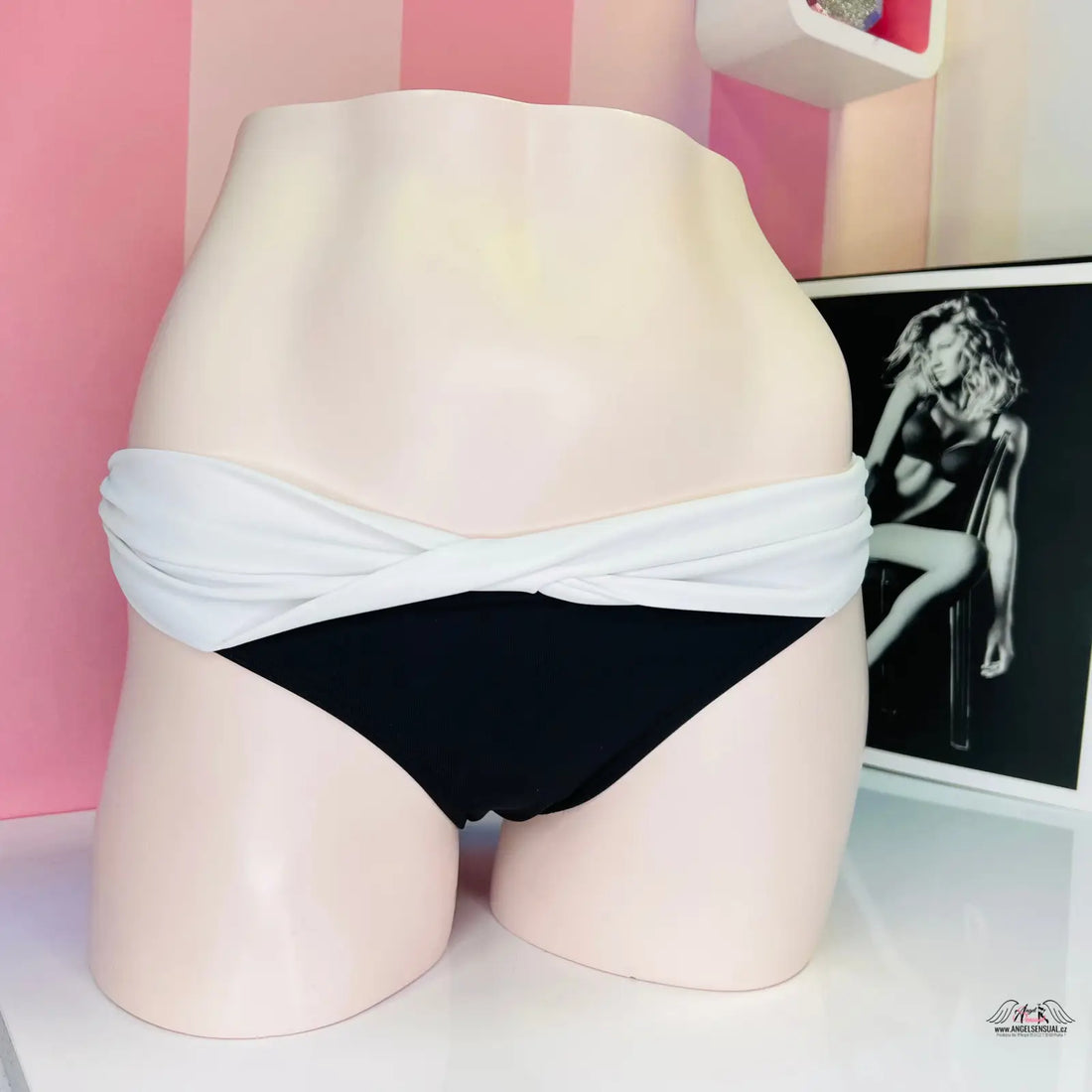 Manekýn spodní díl plavek Victoria’s Secret s překříženými pásky z kvalitních materiálů