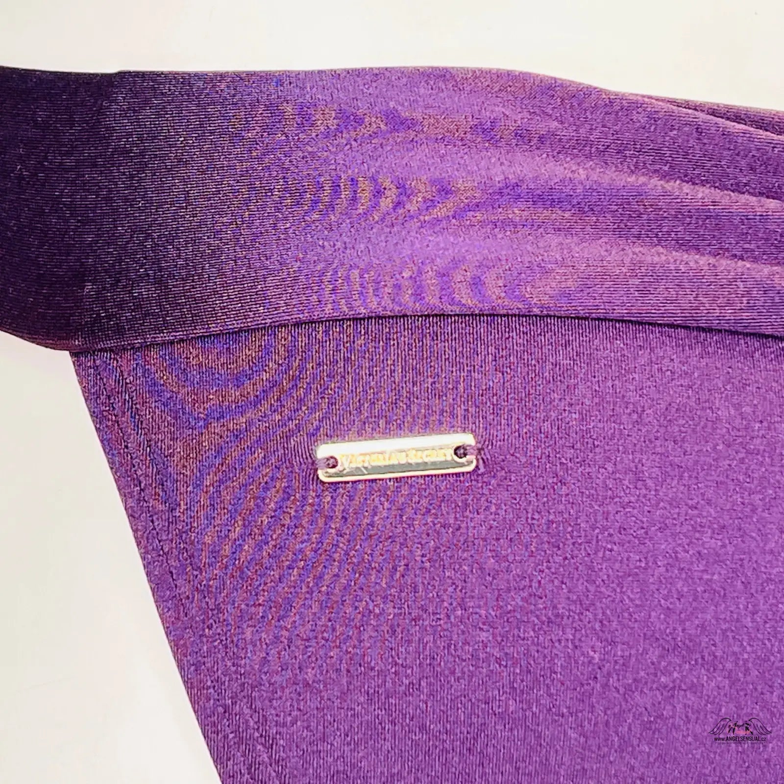 Purple knit fabric with metal tag for spodní díl plavek se zlatou aplikací a lesklými odlesky
