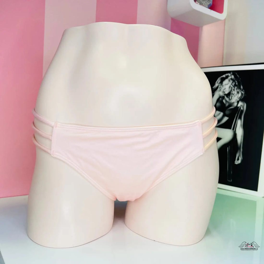 Pink bikini bottoms Victoria’s Secret s třpytivým spodním dílem plavek a jemnými proužky