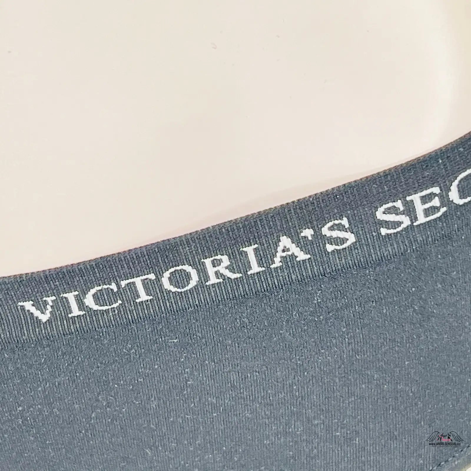 Žena v černobílých kalhotkách Victoria’s Secret Sportovní Kalhotky s nápisy