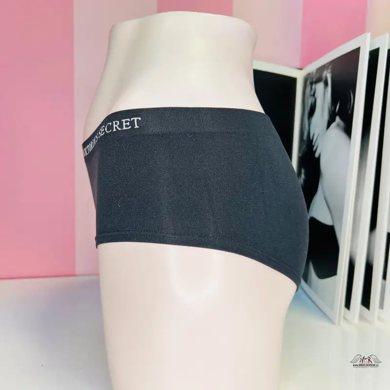 Detailní záběr na tělo manekýnu s černými kalhotkami Victoria’s Secret Sportovní Kalhotky