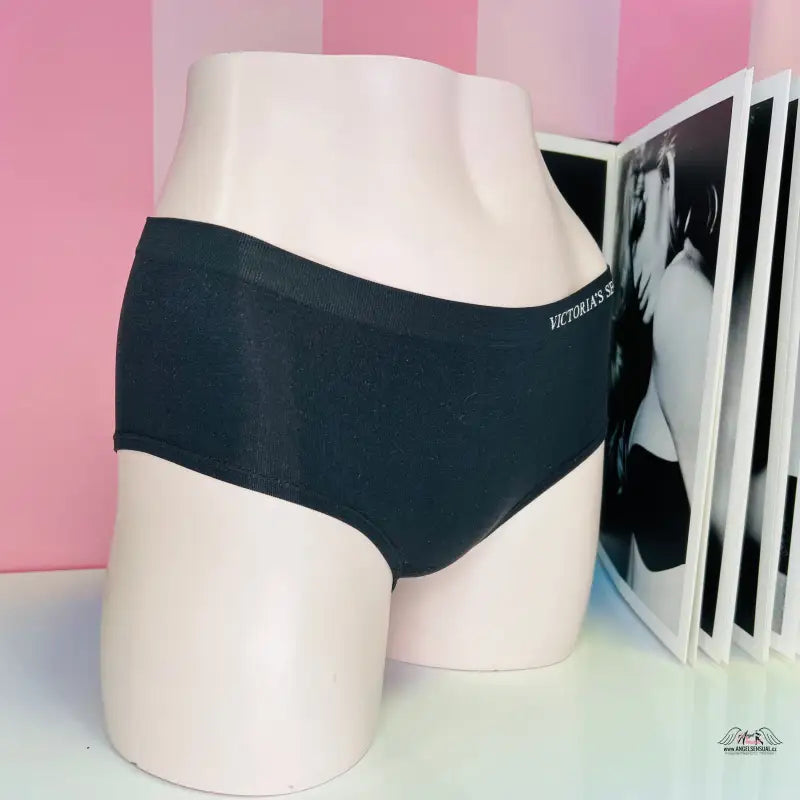 Bílá manne vyobrazující Victoria’s Secret Sportovní Kalhotky pro dámy