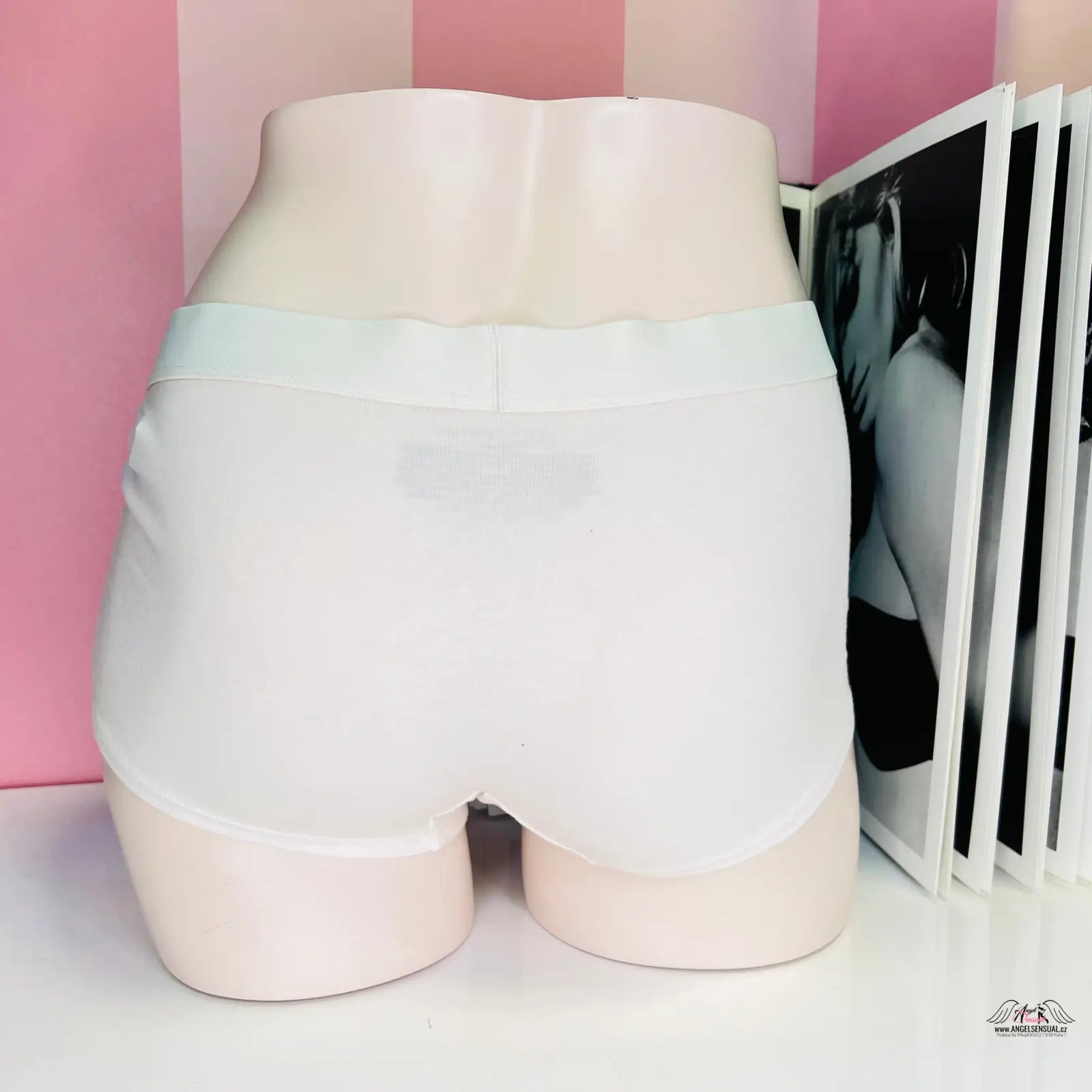 Bílé jednobarevné kalhotky shortie na figuríně, apparel & accessories, Victoria’s Secret