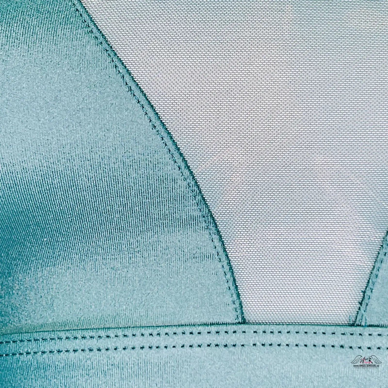 Zadní pohled na modrou sportovní podprsenku Victoria’s Secret s bílým a zeleným designem