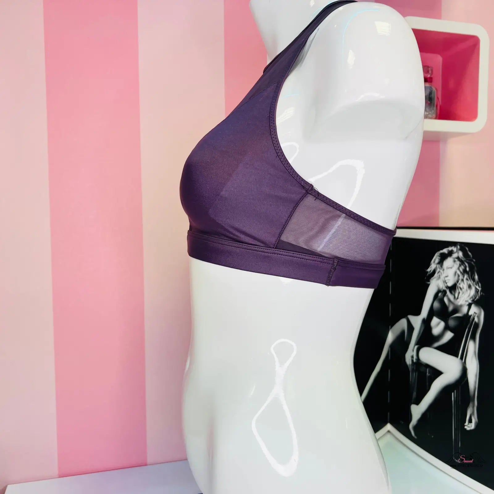 Manne s černobílou fotografií ženy na Victoria’s Secret sportovní podprsenka všech velikostech