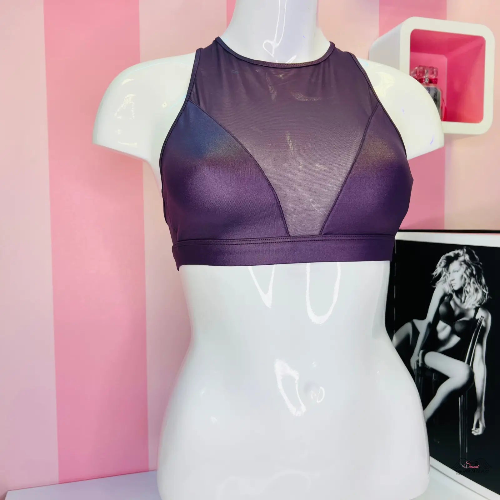 Detailní záběr mannequin s fialovou sportovní podprsenkou Victoria’s Secret v různých velikostech