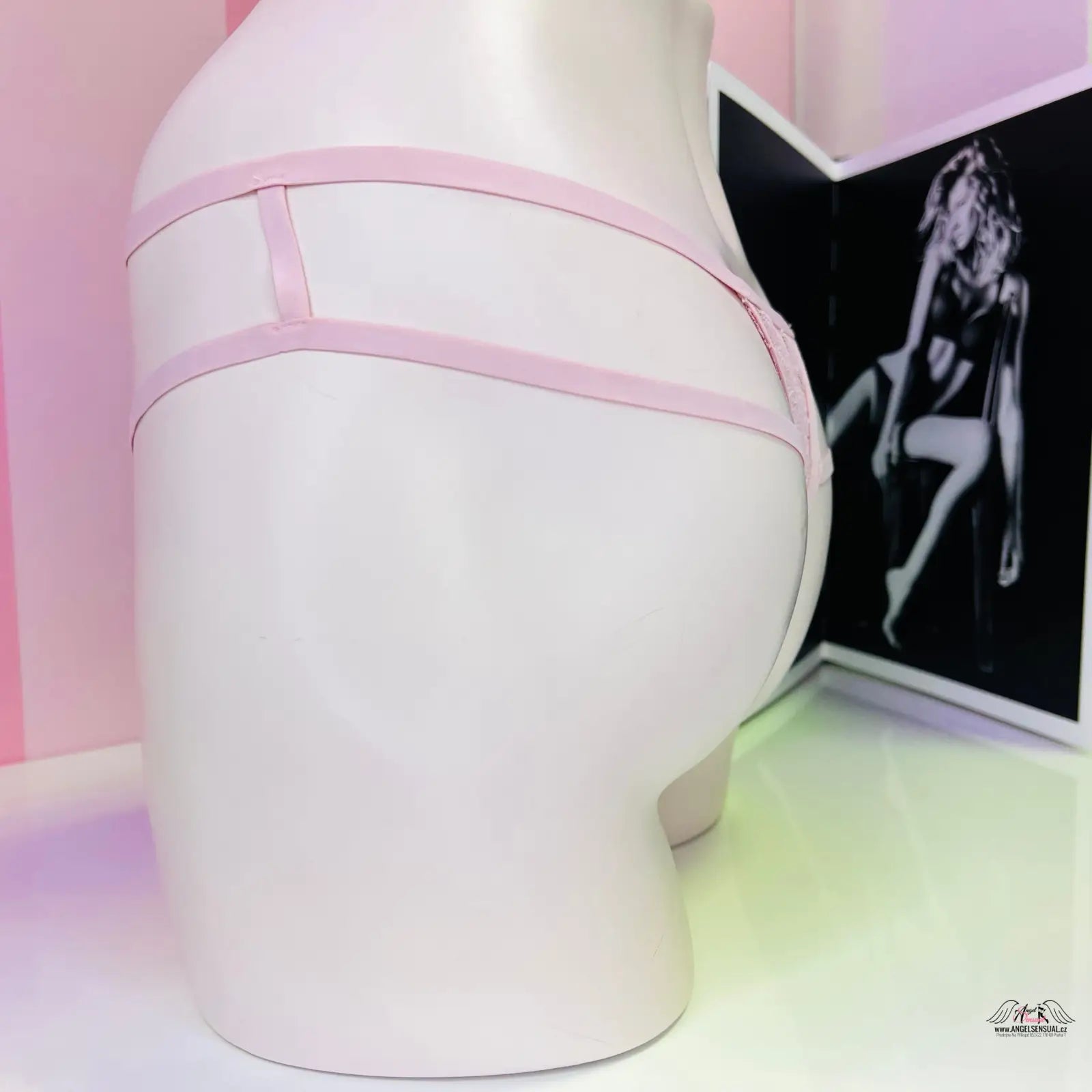 Bílý manekýn s růžovými popruhy na sexy strappy tanga Victoria’s Secret